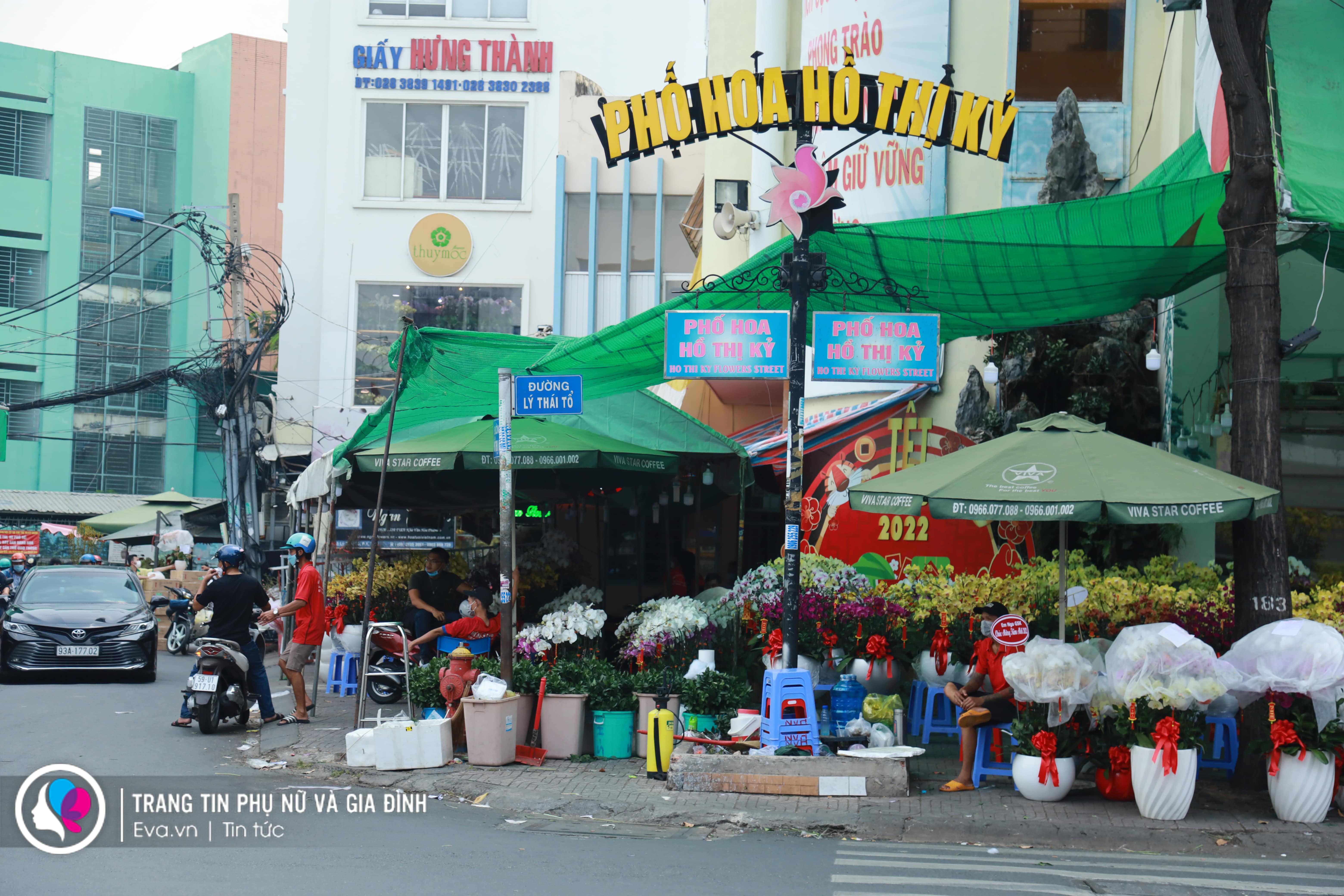 Chợ hoa Hồ Thị Kỷ là khu phố chuyên doanh về hoa lớn nhất tại quận 10, TP HCM