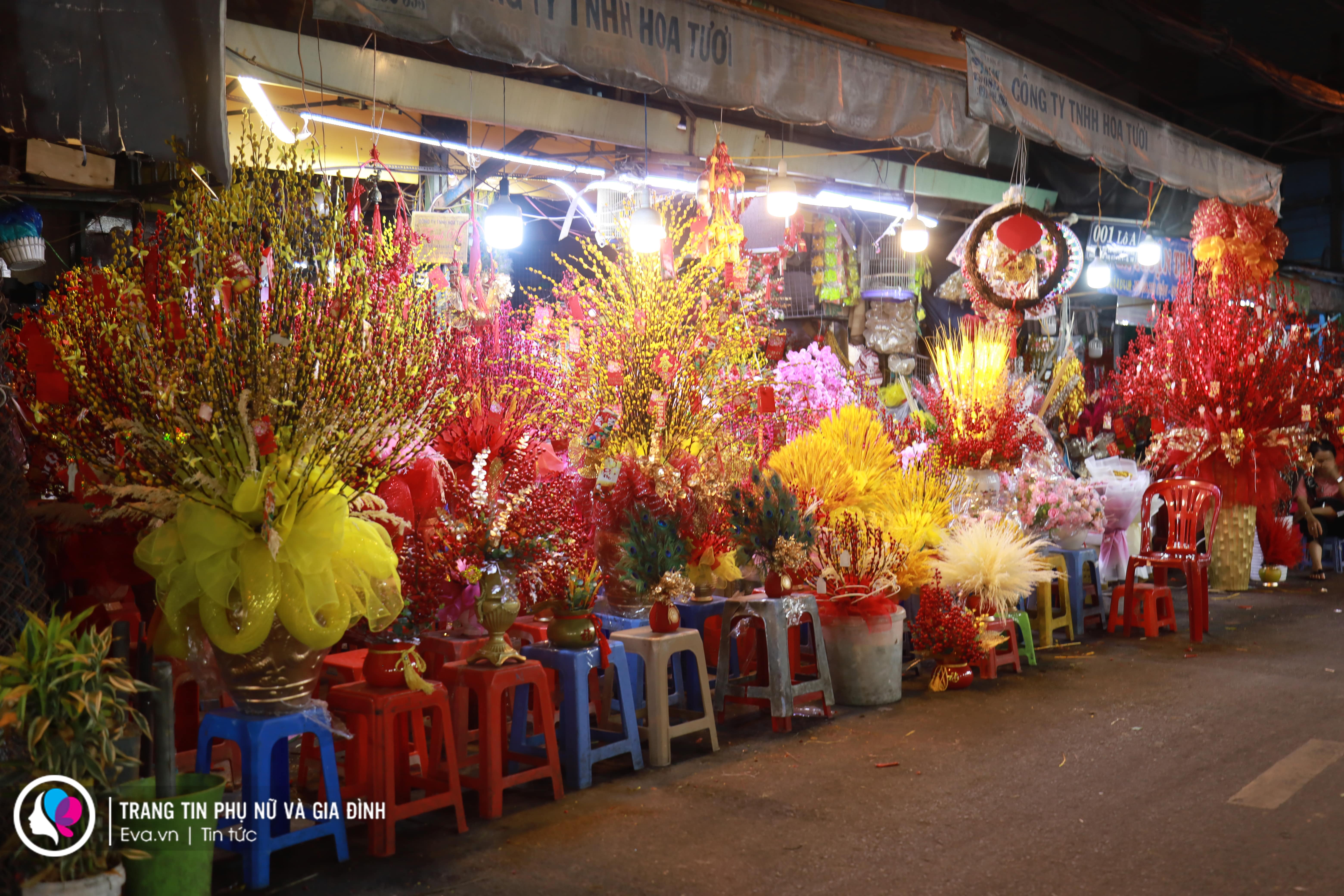 Một cửa hàng bán nụ tầm xuân trong chợ hoa Hồ Thị Kỷ