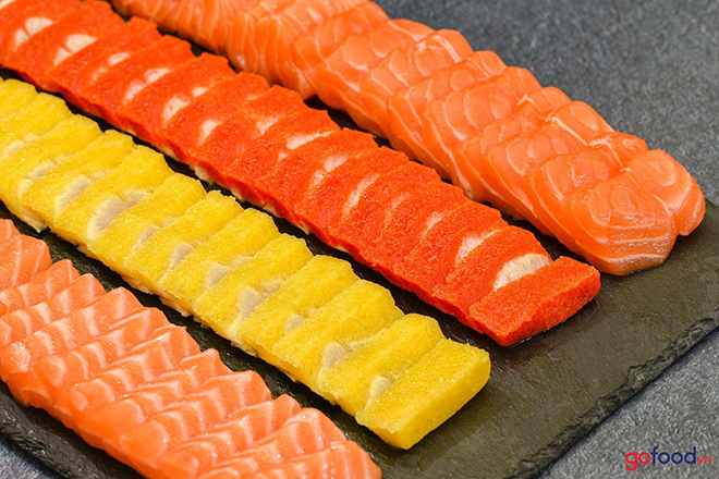 Những miếng sashimi cá hồi Na Uy, cá trích ép trứng Nhật Bản tươi ngon hấp dẫn