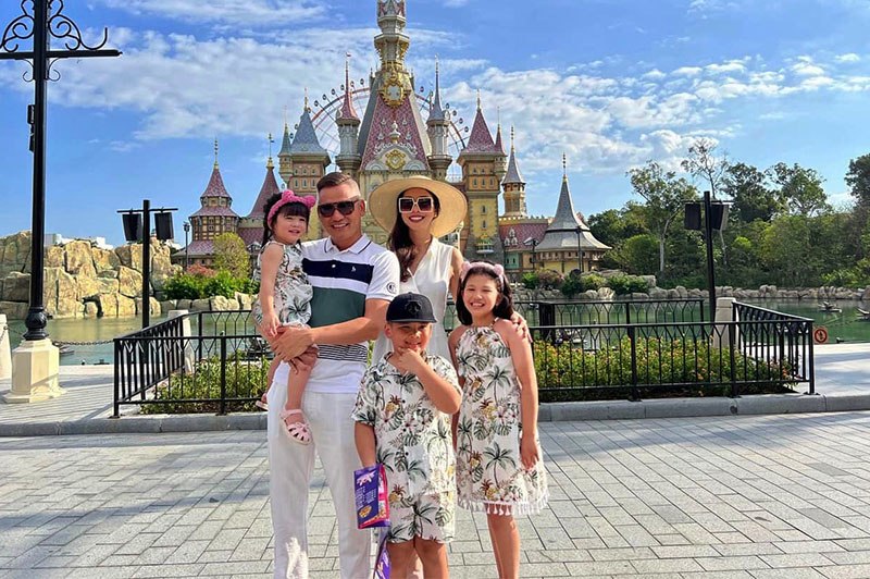 Jennifer Phạm quá viên mãn, 3 con với chồng đại gia đều đẹp trai xinh gái chuẩn gen Hoa hậu - 1
