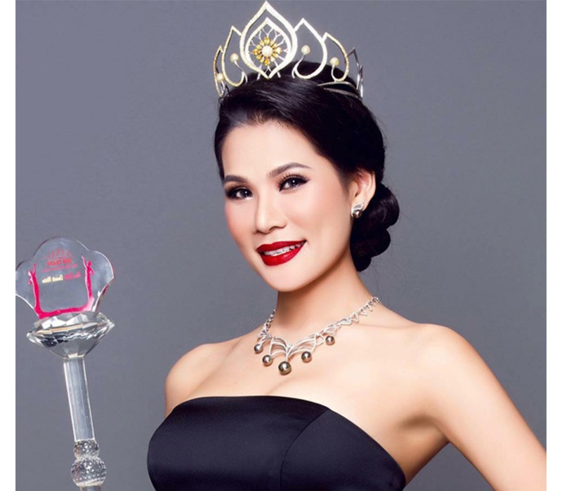 Hương Hoàng (Madame Hoàng) là một trong những Hoa hậu Doanh nhân nổi tiếng Vbiz với hình mẫu phụ nữ hiện đại cùng trái tim giàu lòng nhân ái, vừa giỏi kinh doanh vừa chăm làm từ thiện giúp đỡ cộng đồng.
