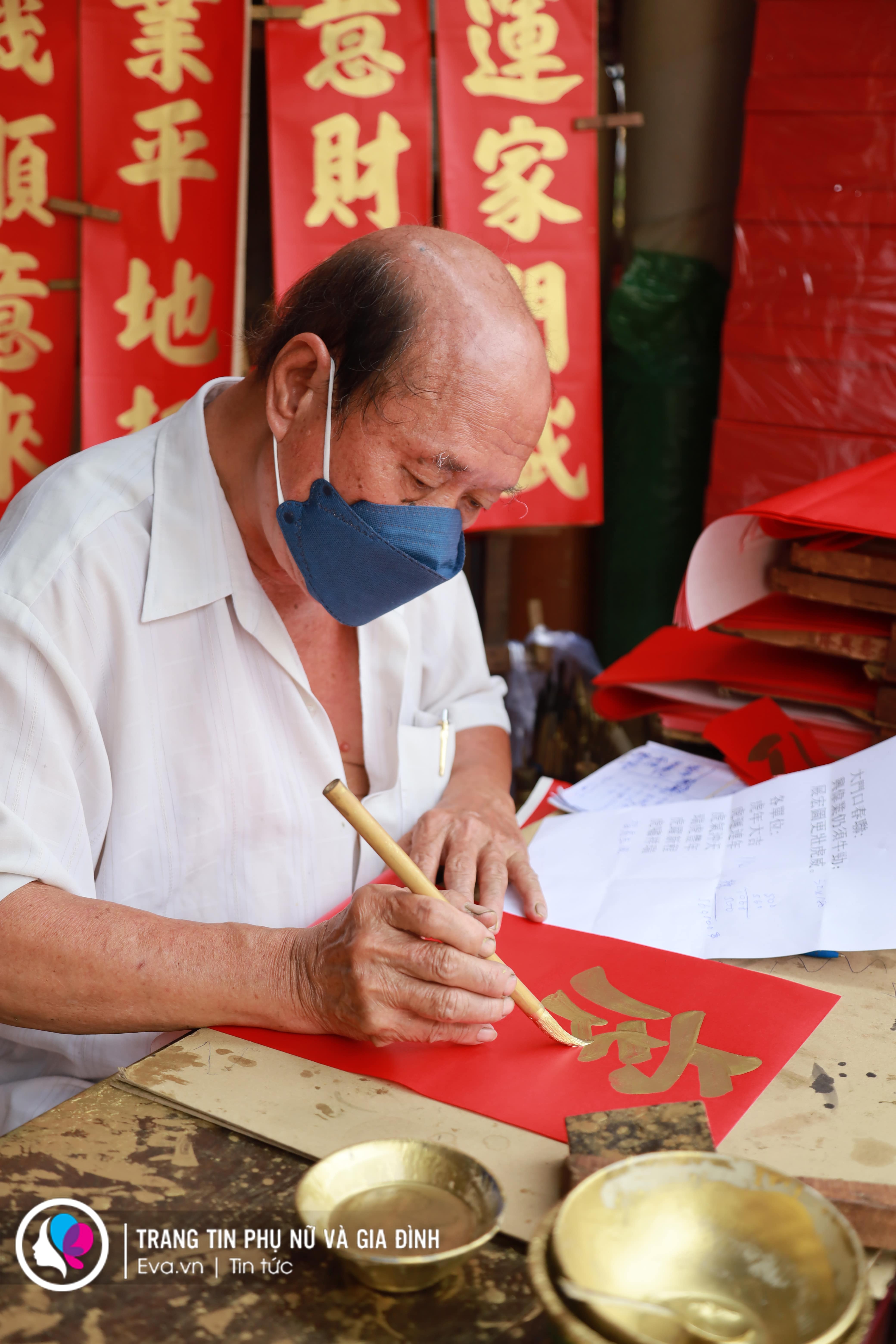 emXin chữ cũng là nét văn hóa độc đáo của nhiều người Hoa sống tại khu vực này. Các câu chữ được viết trên giấy đỏ để chúc cho năm mới khỏe mạnh, bình an và sung túc. Tùy vào từng số chữ, số câu mà giá tiền sẽ khác nhau./em