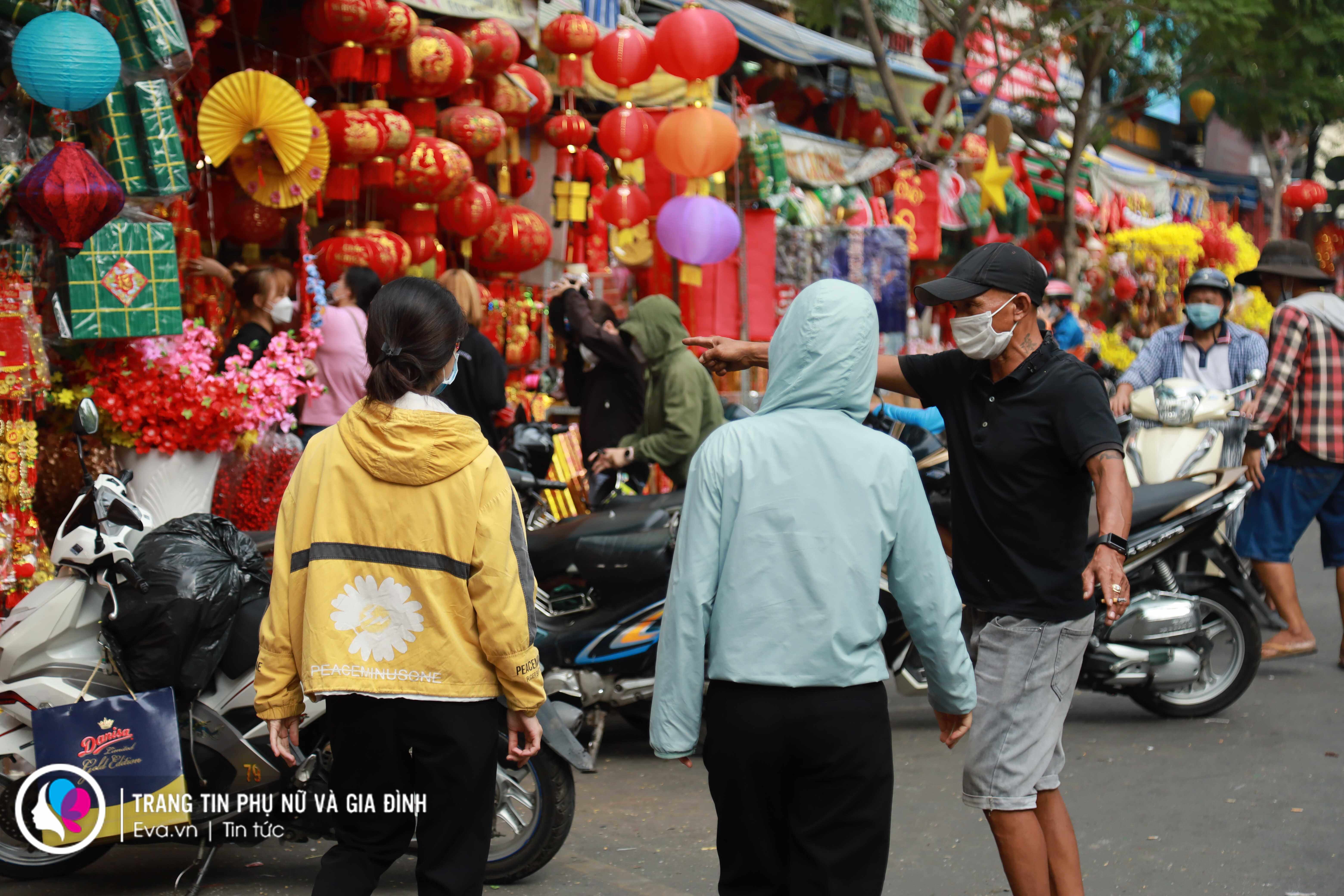Phố người Hoa tại Sài Gòn ngập tràn sắc đỏ: Buôn bán ảm đạm vì vắng khách - 15