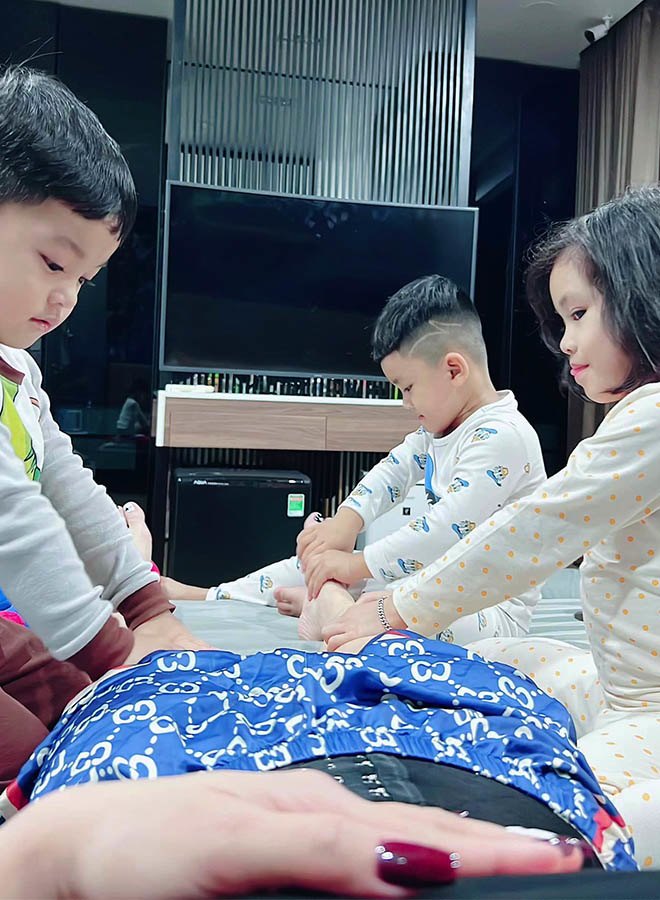 2 năm sinh 3 con, Hải Băng Thành Đạt tất bật vì vú em nghỉ Tết, phải tự trông con - 6