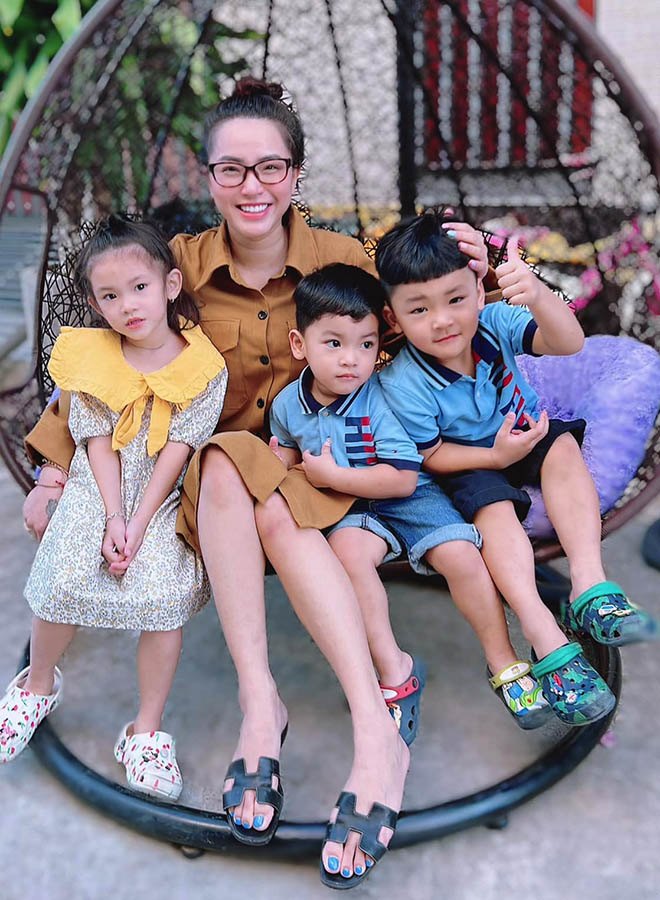 2 năm sinh 3 con, Hải Băng Thành Đạt tất bật vì vú em nghỉ Tết, phải tự trông con - 8