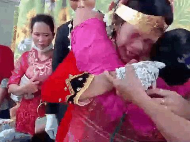 Clip Eva - Clip: Cô dâu khóc như mưa trong ngày cưới, chú rể bất lực đứng nhìn