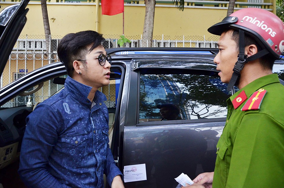 Xe của Quách Tuấn Du bị cẩu về phường vì đỗ sai quy định.