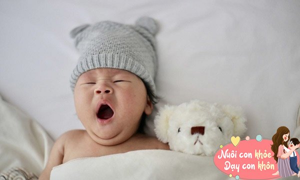 Trẻ thích ôm đồ vật đi ngủ không hẳn là dấu hiệu của sự bất an, điều bé có thể cần là sự đồng hành.