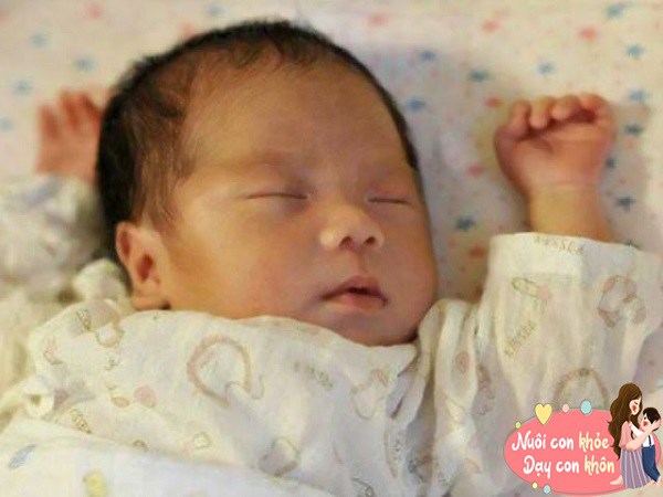 Trẻ em ngủ trong tư thế nằm ngửa dang hai tay là những đứa trẻ có tinh thần lạc quan, tính cách hoạt bát, sống động và luôn vui vẻ.