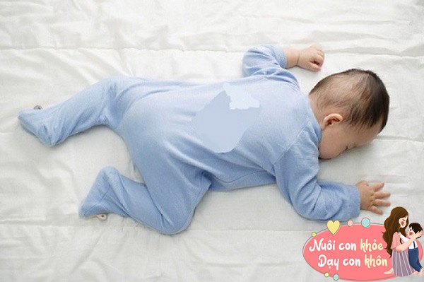 Một số bé thích nằm sấp khi ngủ và đặt tay lên đầu, được dự đoán là có ý thức bảo vệ bản thân mạnh mẽ hơn, kín đáo và không dễ mở lòng với người ngoài và rất cẩn trọng.