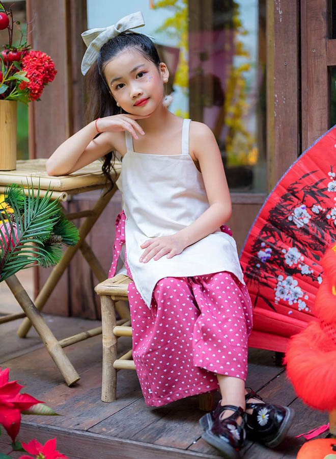 Con gái Ốc Thanh Vân 9 tuổi lớn nhận không ra, trang điểm, mặc yếm như thiếu nữ - 1