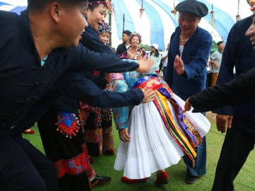 Tục lạ ngày Tết: Người Churu đi bắt chồng, người H'mông... vỗ mông để tỏ tình