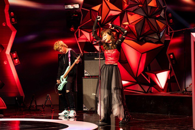 Phần trình diễn của Metanoia khiến HLV 3 đội đứng ngồi không yên và phải bấm nút chọn.