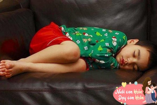Một số trẻ thường ngủ với tư thế co người lại, giấu hai tay vào trong lòng mình, đây là tư thế phản ánh sự bất an ở trẻ.