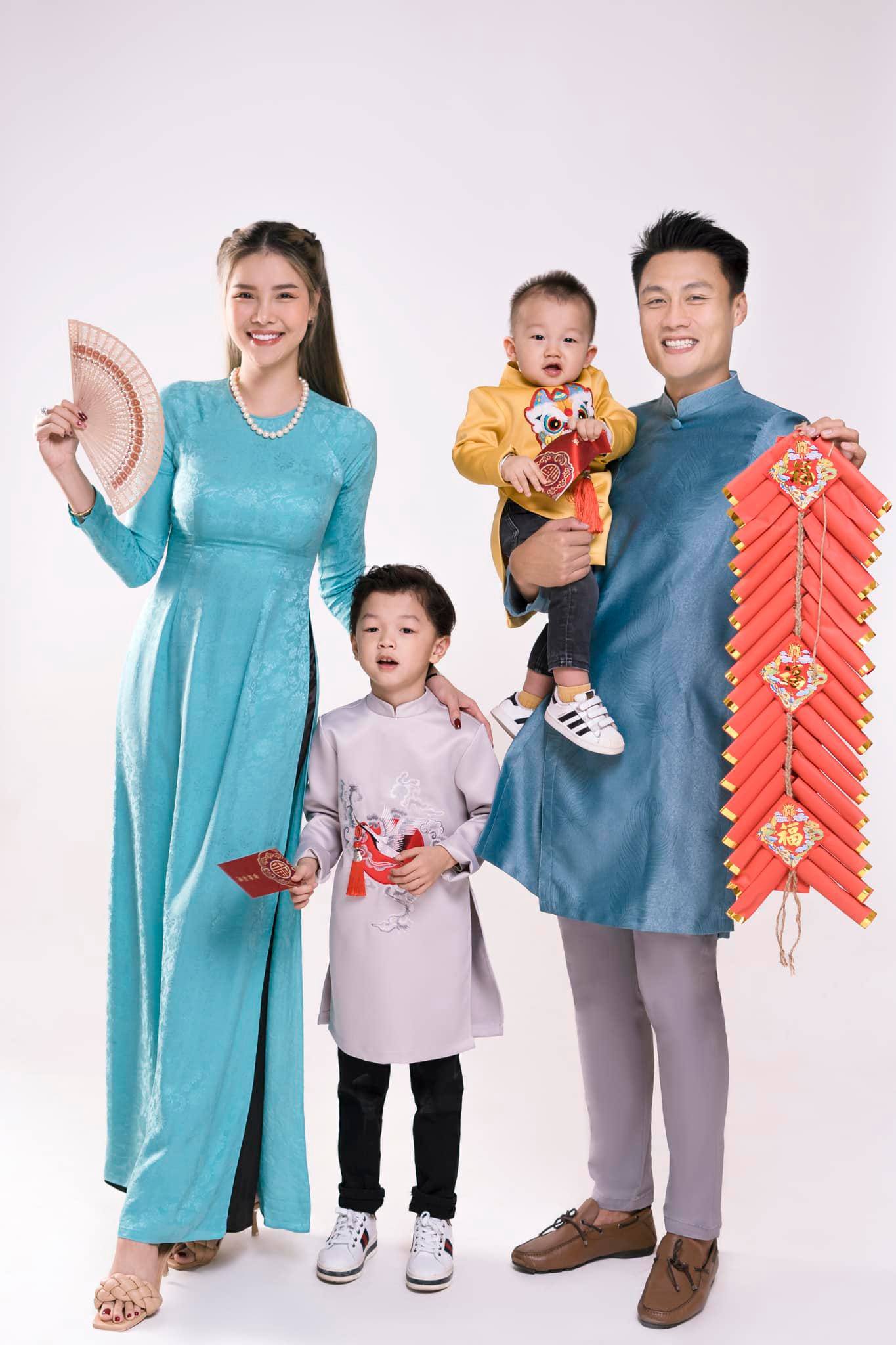 Mạc Hồng Quân cùng bà xã Kỳ Hân cũng sắm áo dài cho 2 quý tử. Nam cầu thủ háo hức khoe ảnh đầu Xuân với lời nhắn nhủ: 2021 đầy biến cố trôi qua, cảm ơn những tình cảm, yêu thương dành cho gia đình em. Sang năm 2022 kính chúc tất cả mọi người an khang thịnh vượng, gặp nhiều may mắn và thành công.