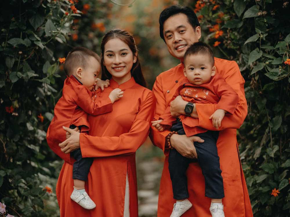 Cuộc sống của nhạc sĩ Dương Khắc Linh thú vị hơn kể từ khi trở thành bố của cặp song sinh Mickey - Jerry. Năm nay, anh cùng bà xã Sara Lưu và 2 con đã cùng nhau chụp bộ ảnh áo dài.