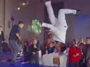 Clip Eva - Clip: Chú rể ôm hoa thể hiện tài năng cực đỉnh trong ngày cưới