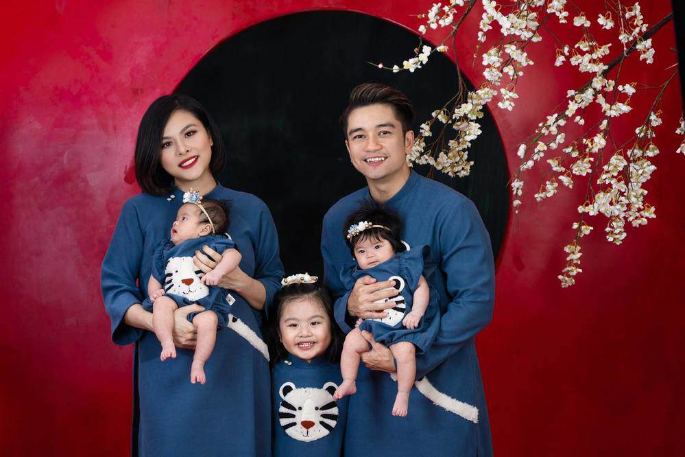 Bà mẹ 3 con viết: Nhân dịp năm mới Nhâm Dần 2022, gia đình Nì xin chúc ông bà, cô chú, anh chị một năm thật bình an, ấm no, hạnh phúc.