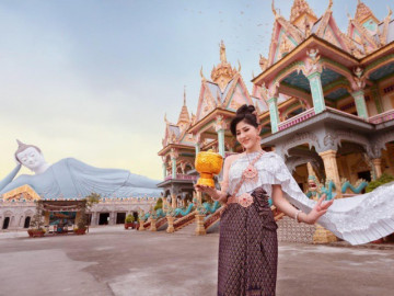 Hoa hậu Huỳnh Trang diện âu phục Khmer, tiếp thị phượt quê nhà