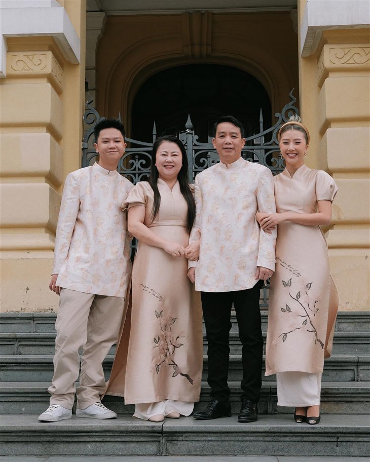 Quỳnh Anh Shyn và gia đình tung bộ ảnh diện áo dài đón Tết tại Hà Nội. 4 thành viên trong nhà chọn tông nude nhã nhặn nhưng không kém phần sang trọng.