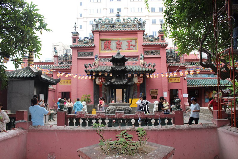 Chùa Ngọc Hoàng là một trong những ngôi chùa nổi tiếng ở Sài Gòn du xuân, thăm viếng đầu năm. Ảnh: Phật Giáo.