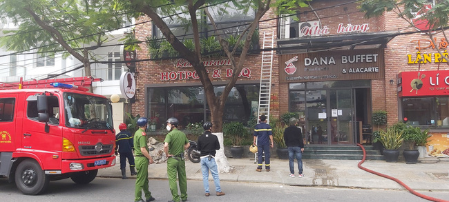 Lực lượng Cảnh sát PCCC điều xe đặc chủng cùng hàng chục cán bộ, chiến sĩ đến hiện trường.. Ảnh: LLCC