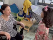 Tin tức - Cháu nhanh nhảu chúc Tết bà nội "Sống lâu" nhưng nhầm sang câu khác, cả nhà nghe xong tá hỏa