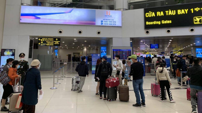 Hành khách qua Cảng HKQT Nội Bài đang đông dần sau Tết Nguyên đán