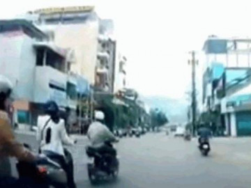 Cố tình vượt đèn đỏ, người đàn ông suýt mất mạng dưới gầm xe tải