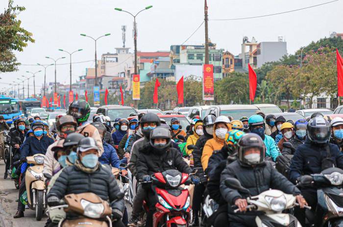 Đường Ngọc Hồi dẫn đến bến xe Nước Ngầm, Giáp Bát cũng trong tình trạng quá tải