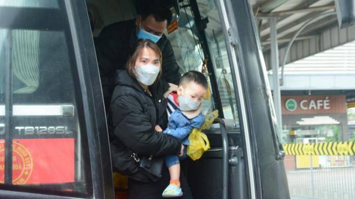 Chị Thanh Phương bế theo con nhỏ đi xe khách lên Thủ đô chia sẻ: Mặc dù còn gần 2 ngày nữa kì nghỉ mới kết thúc nhưng mình lên sớm để tránh tình trạng di chuyển đông đúc, ùn tắc trong ngày nghỉ cuối cùng. Nhưng không nghĩ đông người có cùng suy nghĩ như mình nên việc đi lại khá chật vật.
