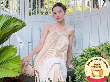 Đông Nhi mặc yếm đào, khoe vai thon nuột nà chuẩn gái một con