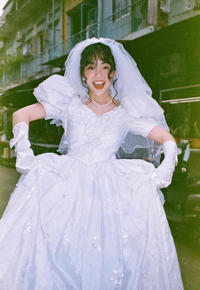 Tiểu thư Hà thành Đặng Tiểu Tô Sa xuất hiện trước giờ G, visual lộng lẫy  trong chiếc váy cưới lạ mắt