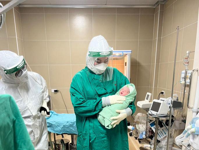 Tin tức 24h: Nghi án mẹ trầm cảm cầm dao sát hại con trai 2 tháng tuổi ở Hà Tĩnh - 15