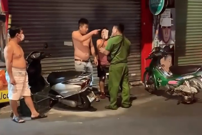 Hình ảnh cho thấy, người đàn ông đánh công an, còn người phụ nữ thì đứng quay phim. Ảnh chụp từ clip