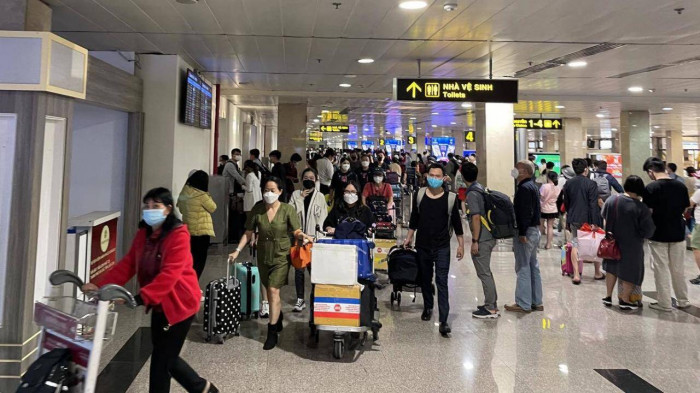Trong ngày hôm qua (4/2), khách bay đến Tân Sơn Nhất đạt hơn 60 nghìn khách. Con số này tiếp tục tăng thêm 6 nghìn khách trong ngày hôm nay (5/2)
