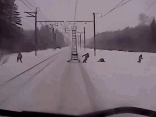 Clip Eva - Clip: Công nhân sửa đường sắt bỏ chạy thục mạng khi thấy tàu lao tới