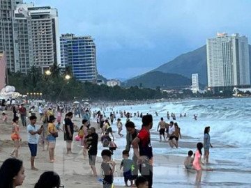 Biển Nha Trang đông nghịt người, khách sạn kín phòng