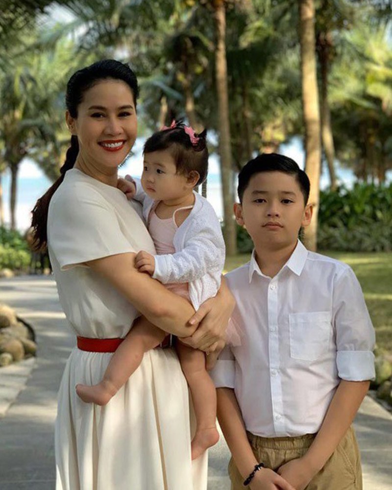 Nữ diễn viên kết hôn lần đầu vào năm 2009 và ly hôn sau đó 2 năm, trở thành mẹ đơn thân. Năm 2019, Thân Thúy Hà sang Mỹ sinh con thứ 2. Cô chưa từng công khai người đàn ông bên cạnh, vì thế được gọi là 'bà mẹ đơn thân bí ẩn nhất showbiz Việt'.
