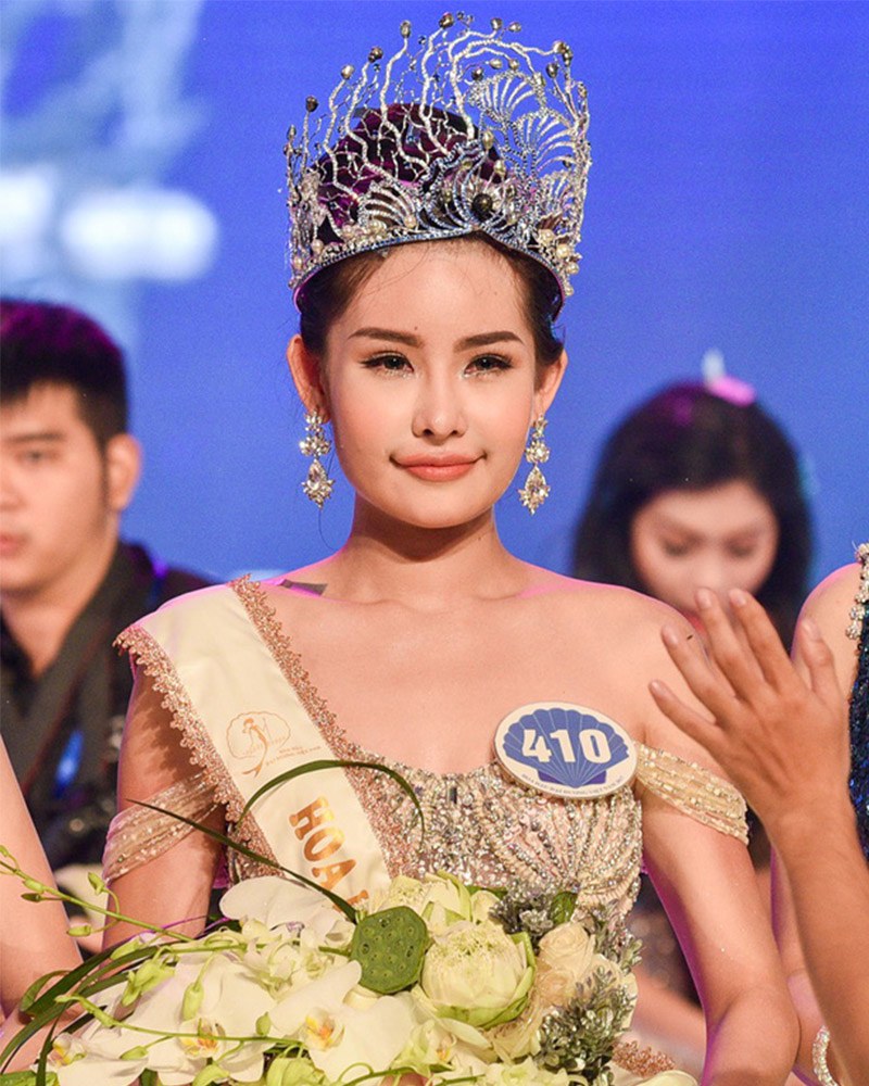 Lê Âu Ngân Anh đăng quang Hoa hậu Đại dương Việt Nam năm 2017 với nhiều tranh cãi về nhan sắc. Khi đó, cô bị đồn 'mua giải' với gương mặt phẫu thuật thẩm mỹ, bị chê nhiều trên mạng xã hội. Không ít người yêu cầu tước vương miện của Ngân Anh.
