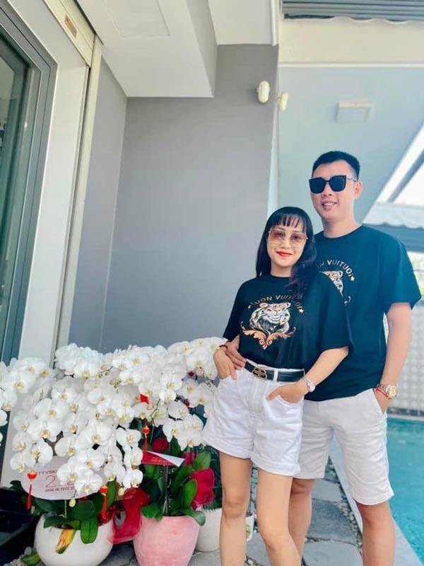 Diện đồ đôi cùng chồng, Ốc Thanh Vân tiết lộ con trai đã mặc vừa áo của mẹ - 2