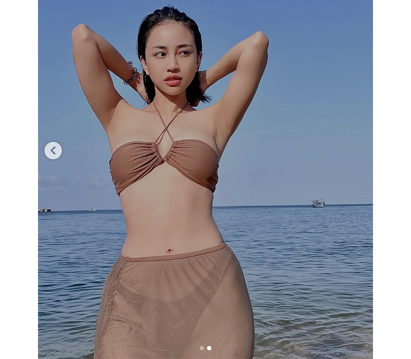 Đơn cử như mới đây nhất, học trò Minh Tú gây bất ngờ khi đăng tải hình ảnh thả dáng trên biển ngày đầu năm. Với bộ bikini bé xíu, Thiên Nga còn khéo diện thêm váy lưới trang suốt để tô điểm thêm nét sexy cho tổng thể.
