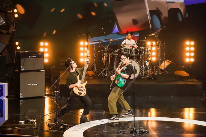 Màn trình diễn của Mèow Lạc với ca khúc Chiếc xe van.