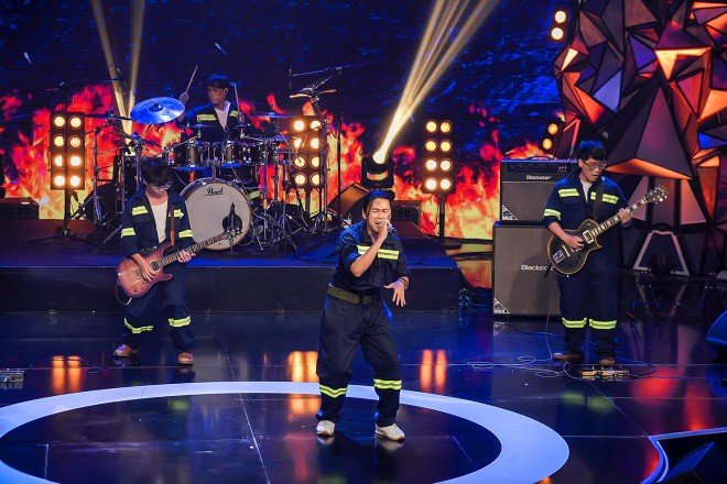 Cheffin trình diễn ca khúc Chào buổi sáng, được HLV Phương Thanh gọi là cao thủ.