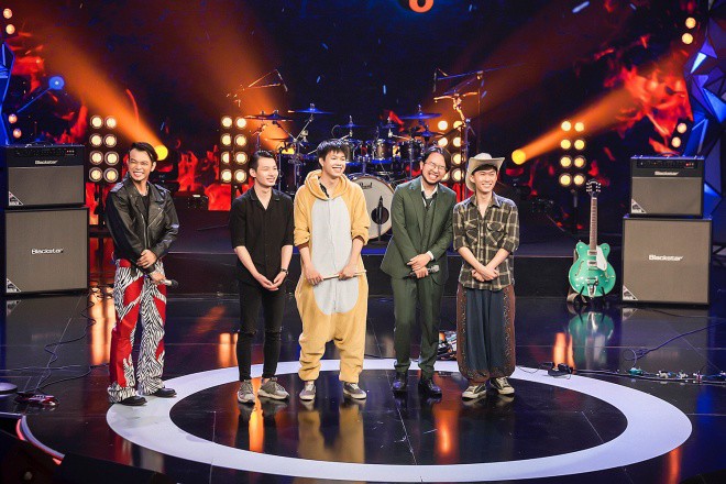 Dàn HLV đều thừa nhận rằng không có điểm nào để chê Chú Cá Lơ, từ trang phục, phong cách biểu diễn đến style nhạc.