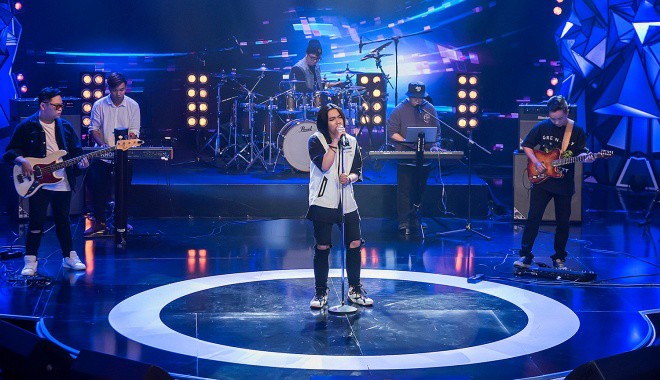 Bumblebee mang đến tiết mục Chớm đông, khiến các HLV đứng ngồi không yên ngay từ khi cất giọng.