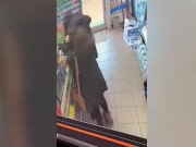 Clip Eva - Video: Tên cướp có vũ khí hùng hổ đòi cửa hàng nộp tiền và diễn biến bất ngờ