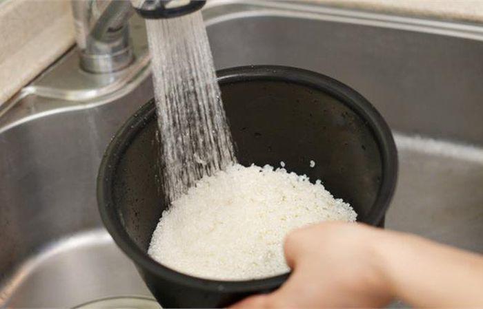 Nấu cơm đừng cho gạo vào nồi luôn, thêm 3 bước này cơm mới thơm trắng dẻo - 1