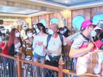 Choáng ngợp biển người tại các khu du lịch phía Nam đầu năm mới