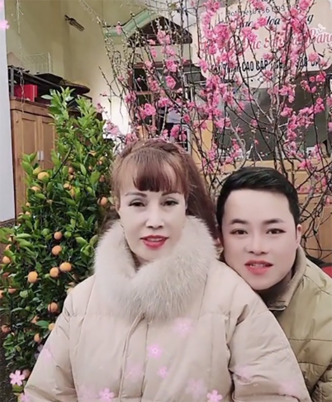 Cặp đôi gửi lời chúc mừng năm mới đến mọi người